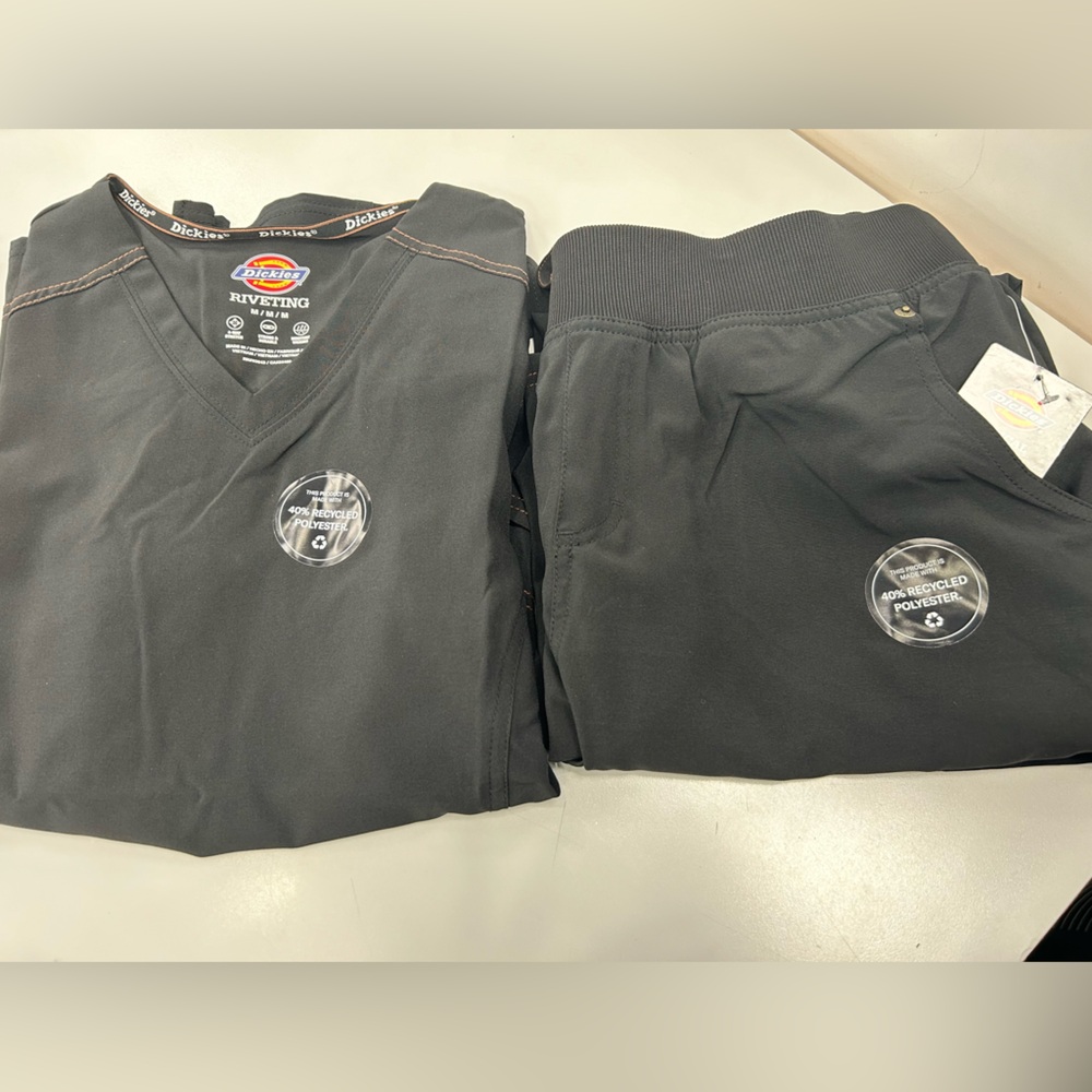 Dickies women’s scrubs set